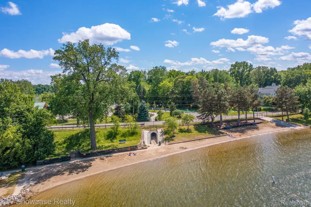 1815 E Lake Drive Novi City MI 48377