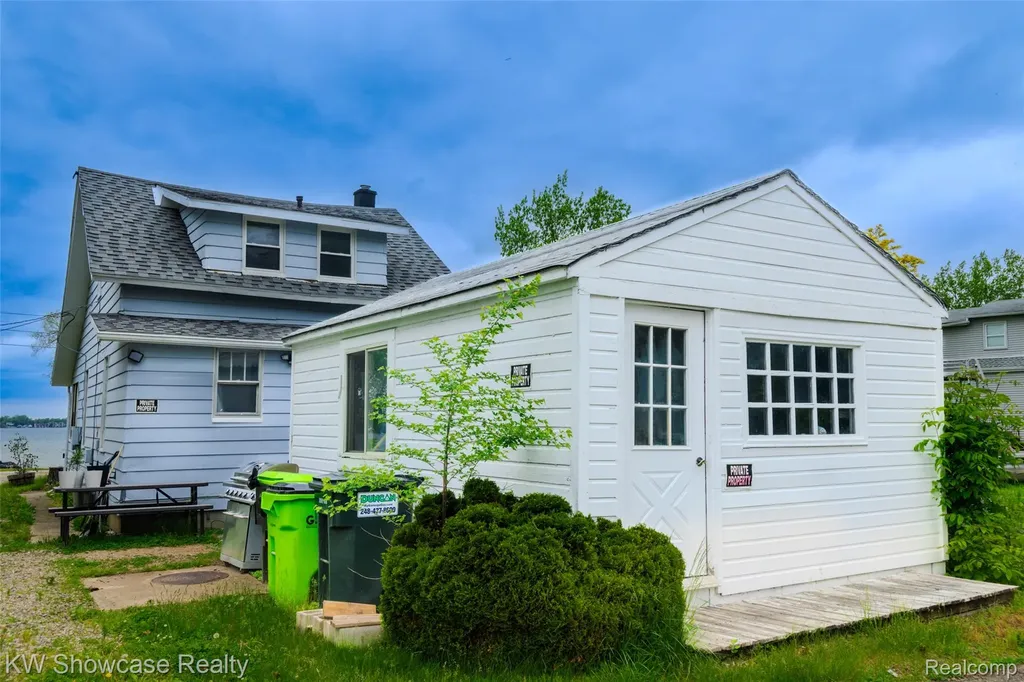 1815 E Lake Drive Novi City MI 48377