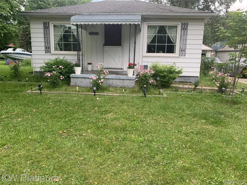 27135 Ballard Street Harrison Charter Township MI 48045