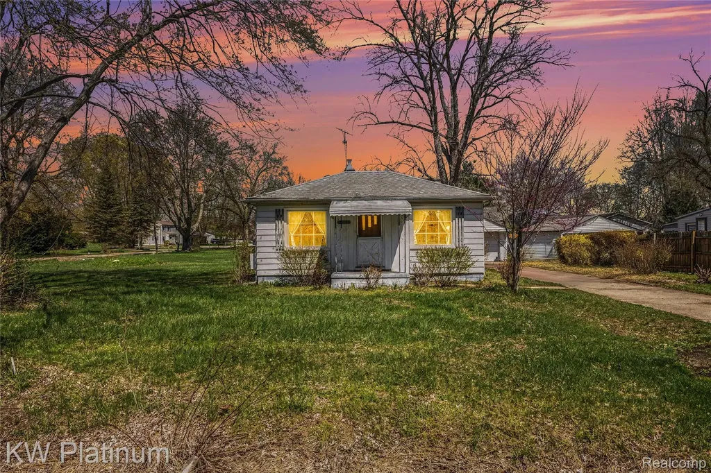 27135 Ballard Street Harrison Charter Township MI 48045