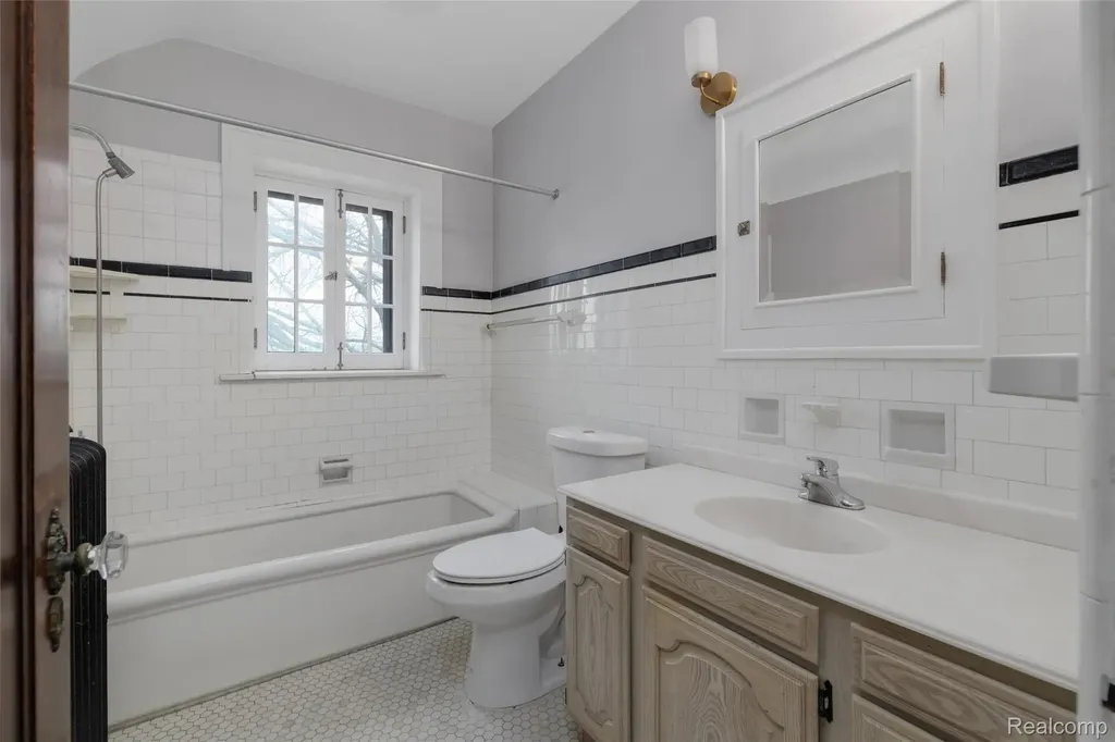 29128 Jefferson Avenue St. Clair Shores City MI 48081