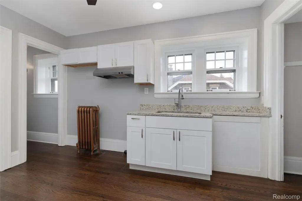29128 Jefferson Avenue St. Clair Shores City MI 48081
