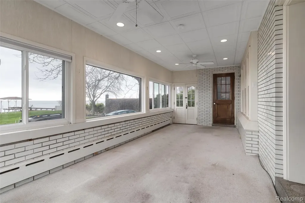 29128 Jefferson Avenue St. Clair Shores City MI 48081