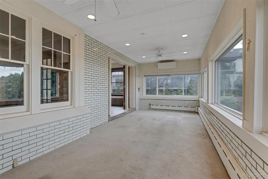 29128 Jefferson Avenue St. Clair Shores City MI 48081