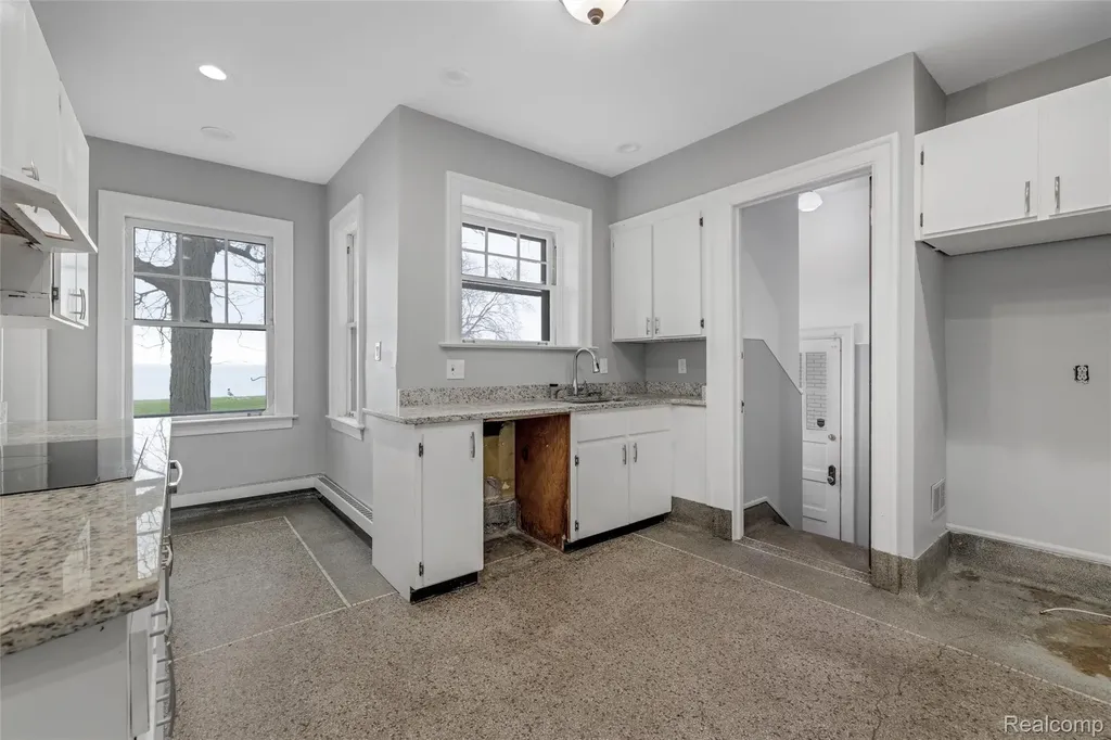 29128 Jefferson Avenue St. Clair Shores City MI 48081