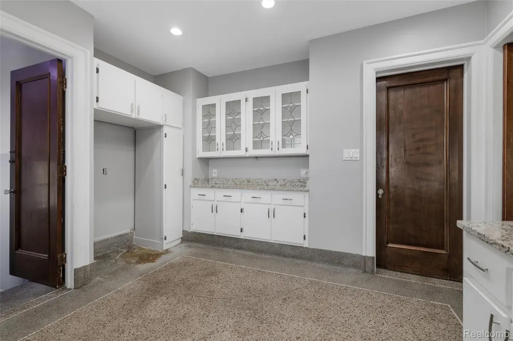 29128 Jefferson Avenue St. Clair Shores City MI 48081