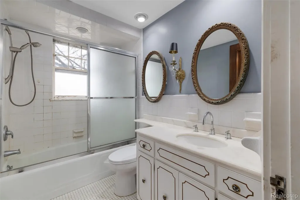29128 Jefferson Avenue St. Clair Shores City MI 48081