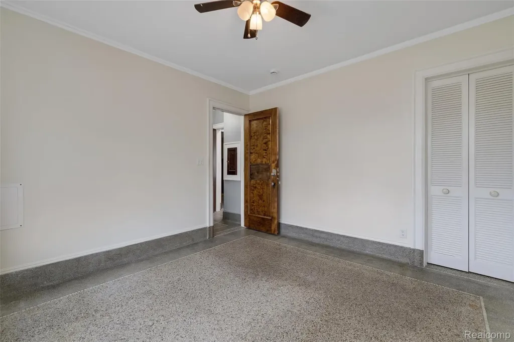 29128 Jefferson Avenue St. Clair Shores City MI 48081