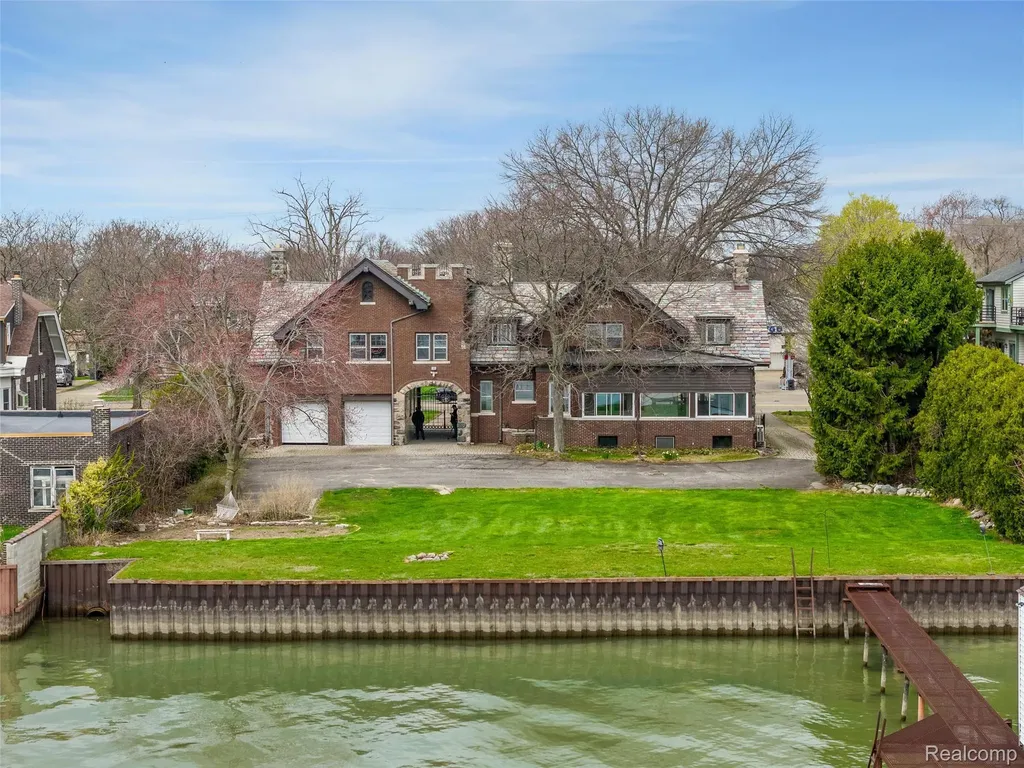 29128 Jefferson Avenue St. Clair Shores City MI 48081