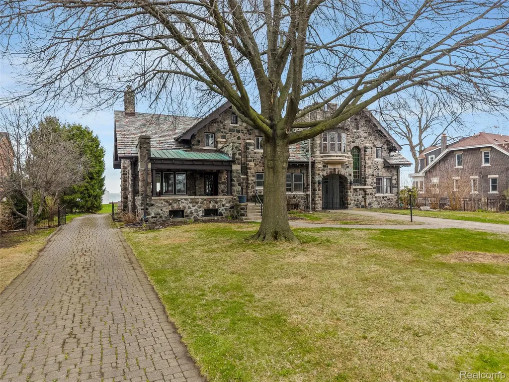 29128 Jefferson Avenue St. Clair Shores City MI 48081