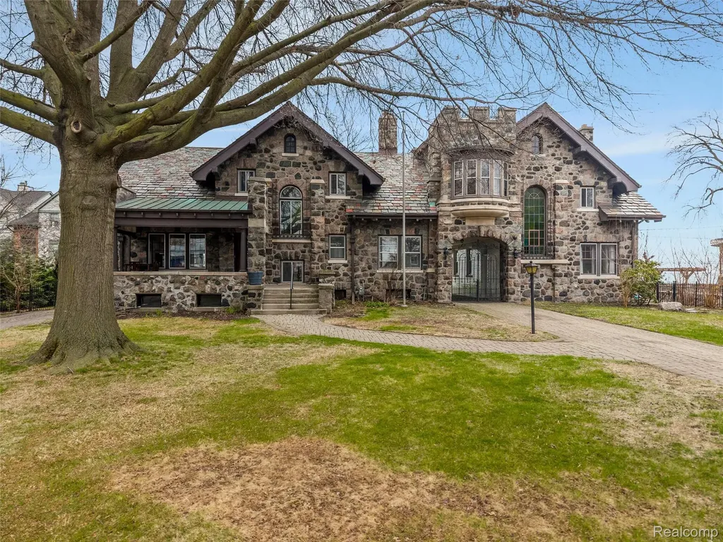29128 Jefferson Avenue St. Clair Shores City MI 48081