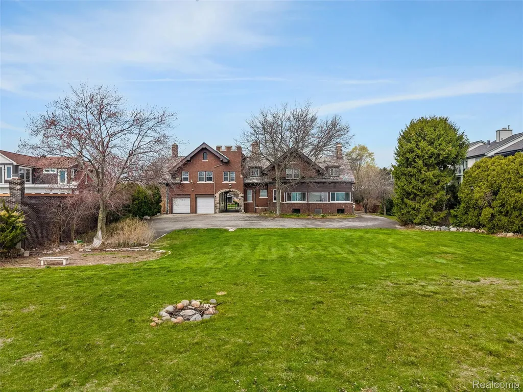 29128 Jefferson Avenue St. Clair Shores City MI 48081