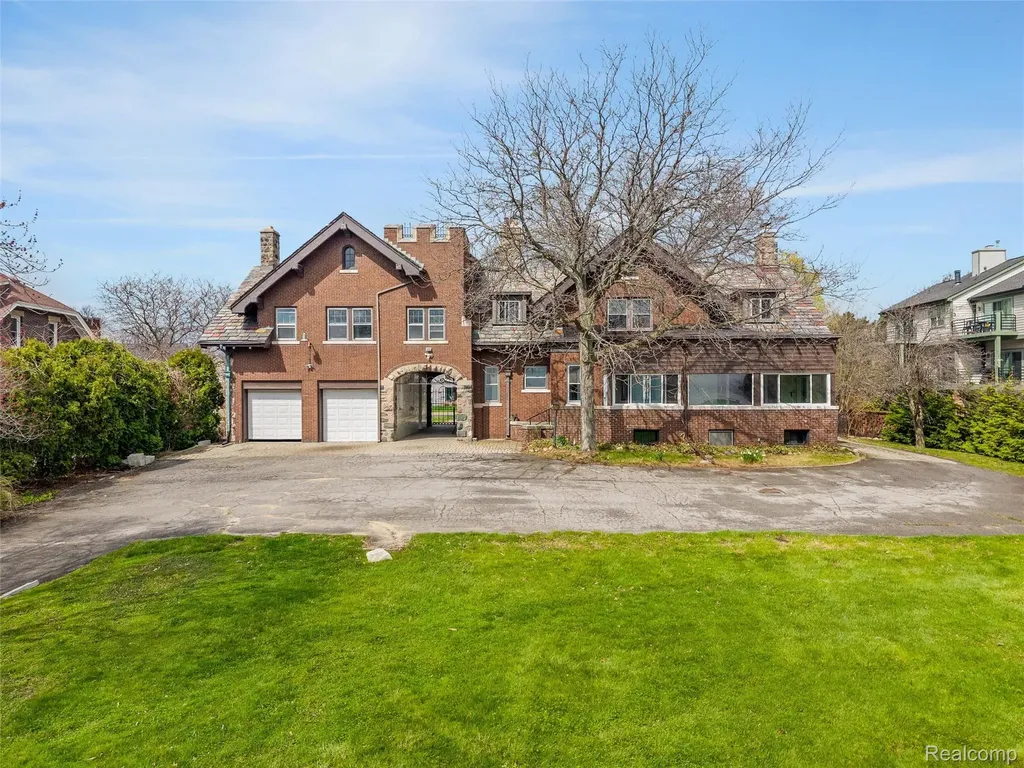 29128 Jefferson Avenue St. Clair Shores City MI 48081