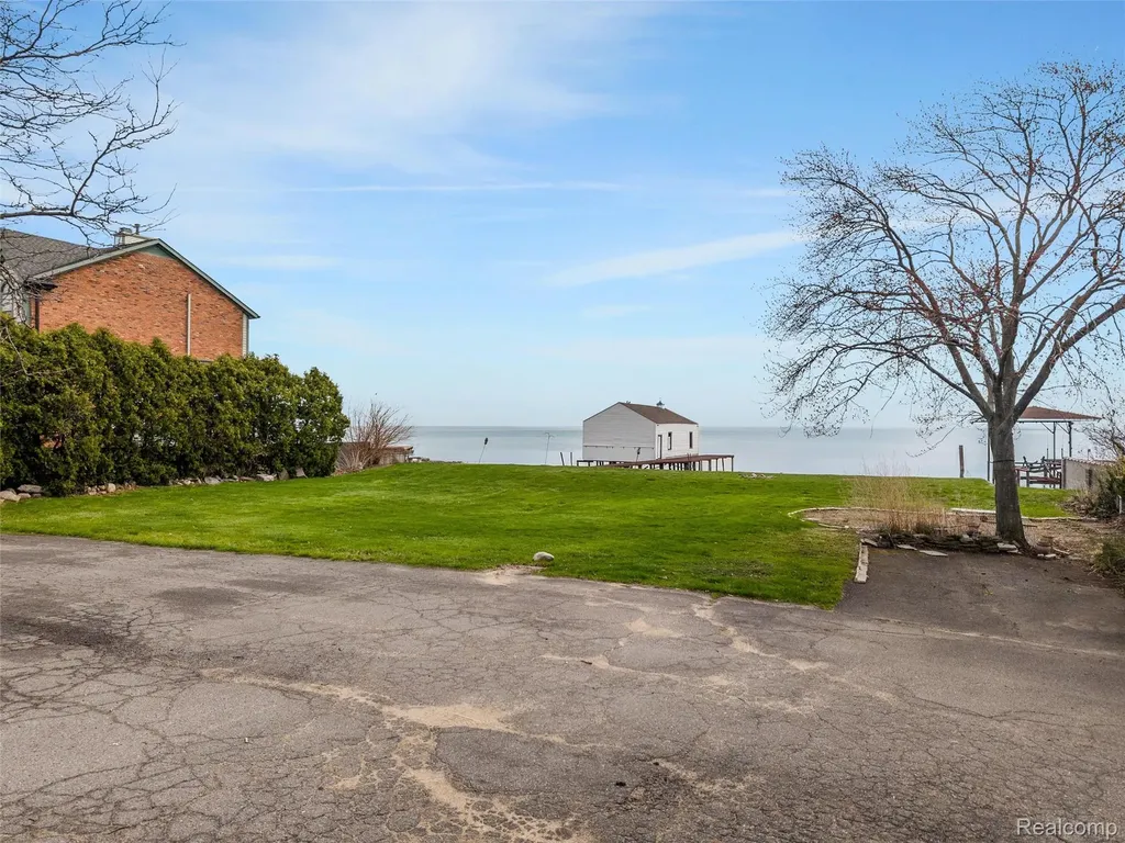 29128 Jefferson Avenue St. Clair Shores City MI 48081