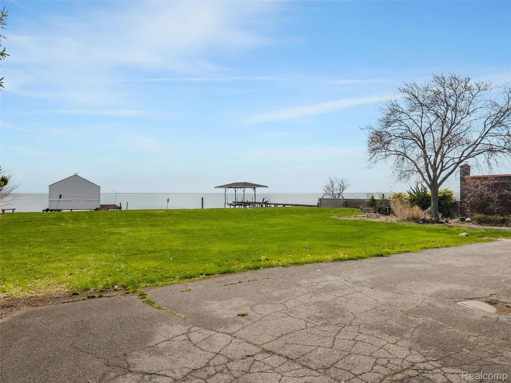 29128 Jefferson Avenue St. Clair Shores City MI 48081