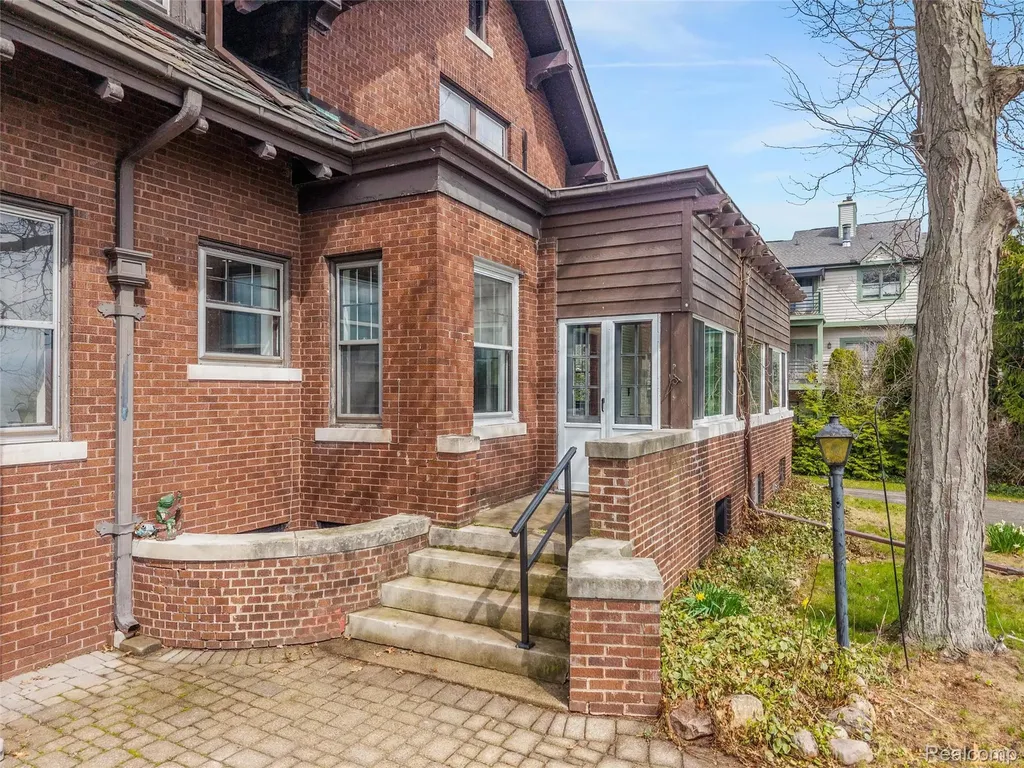 29128 Jefferson Avenue St. Clair Shores City MI 48081