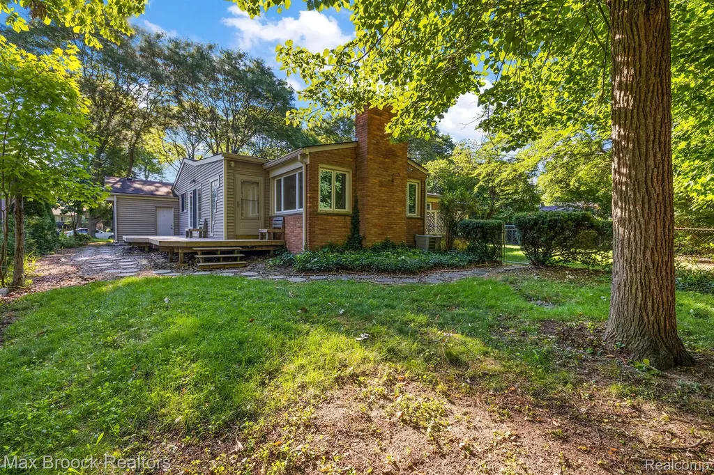 966 Woodlea Street Birmingham City MI 48009