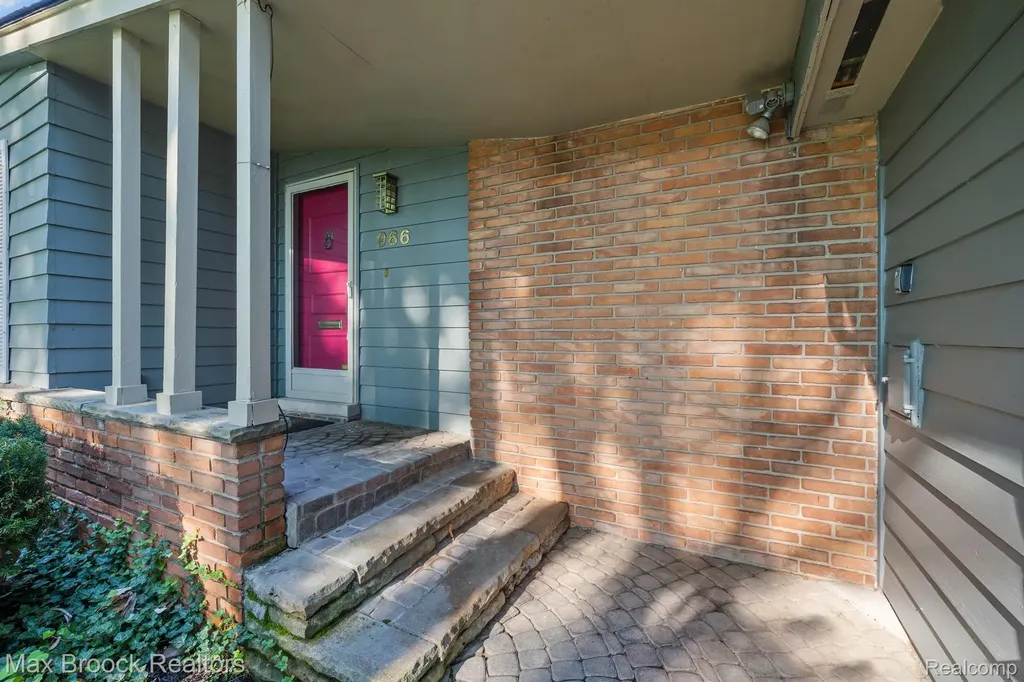 966 Woodlea Street Birmingham City MI 48009