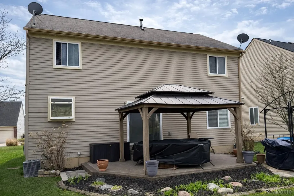 738 W Margaret Lane Pontiac City MI 48341