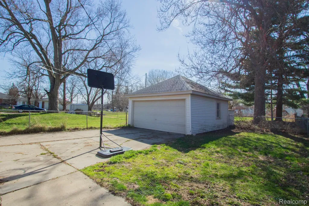 22871 Hayes Avenue Eastpointe City MI 48021