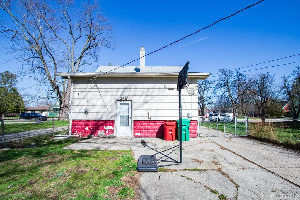 22871 Hayes Avenue Eastpointe City MI 48021