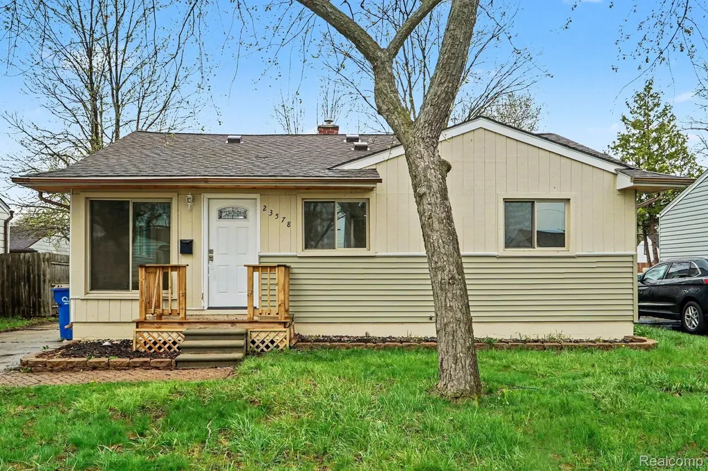 23578 Blackett Avenue Warren City MI 48089