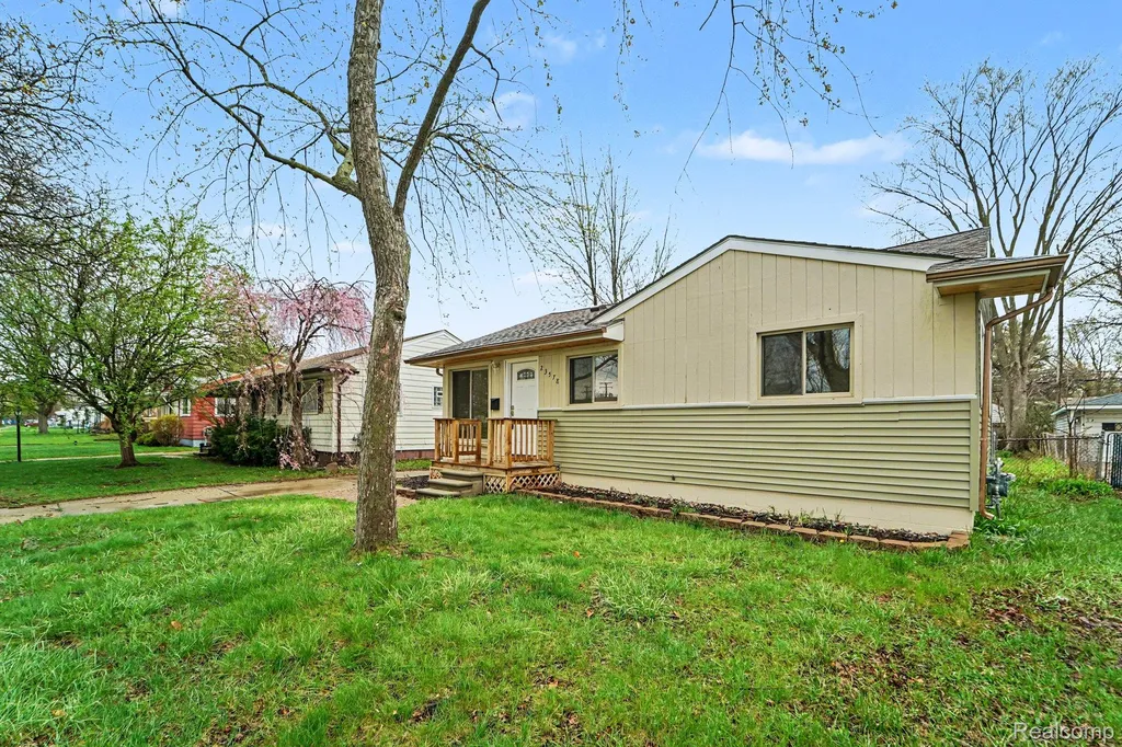23578 Blackett Avenue Warren City MI 48089