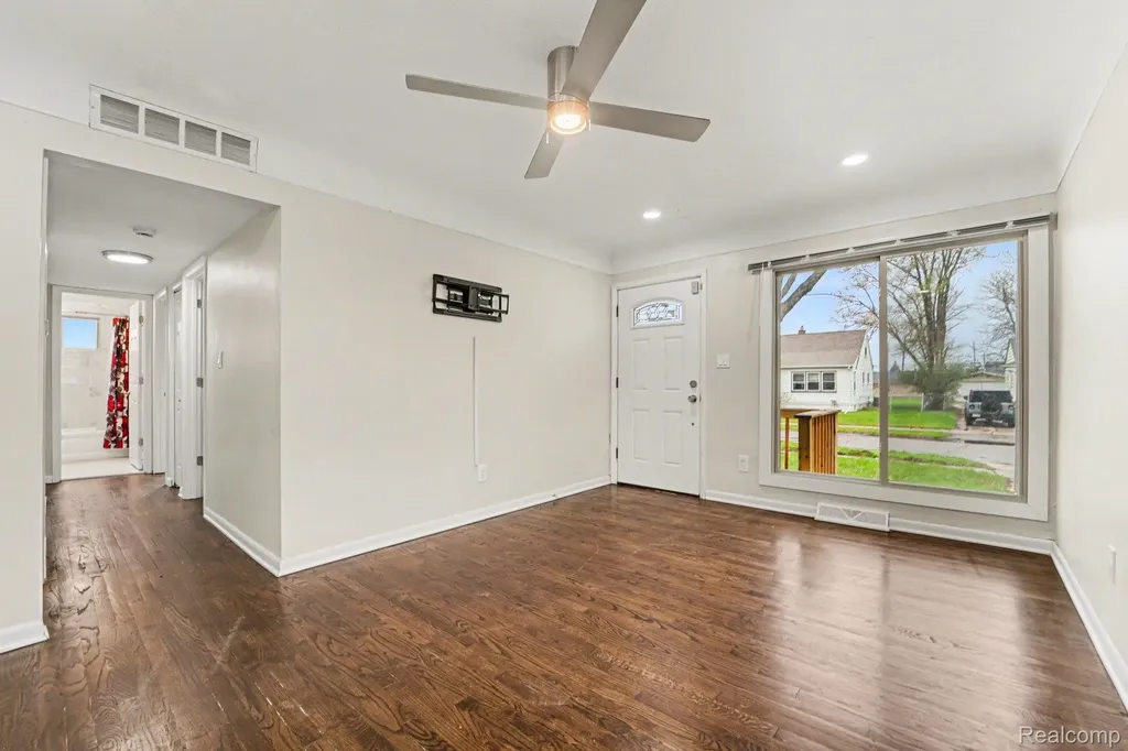23578 Blackett Avenue Warren City MI 48089