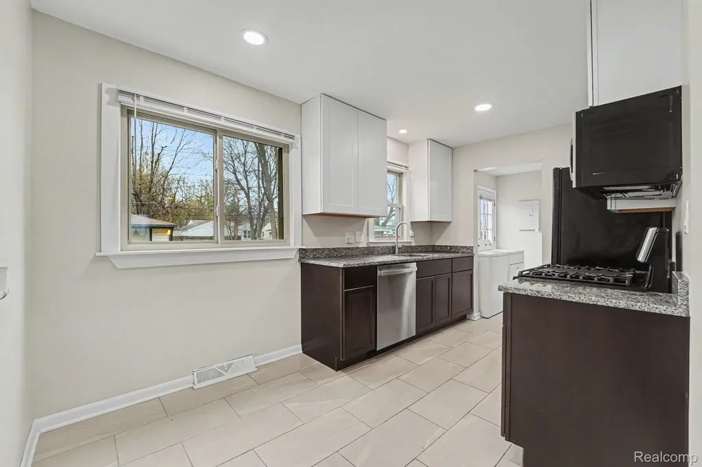 23578 Blackett Avenue Warren City MI 48089