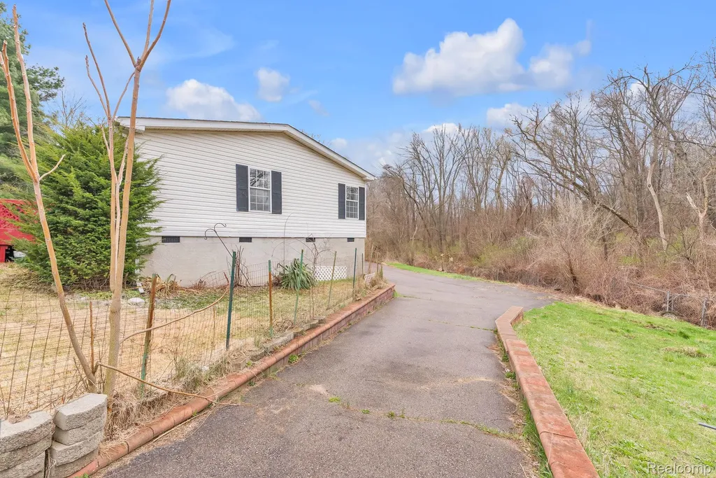 36085 Wick Road Romulus City MI 48174