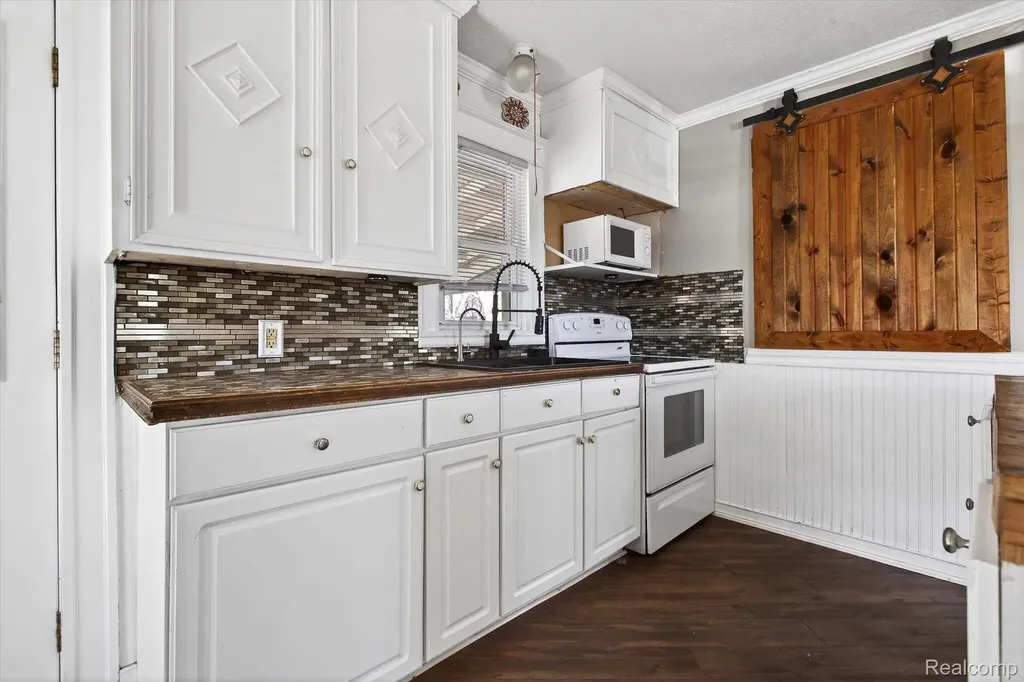 3823 Oxbow Road Sodus Township MI 49126