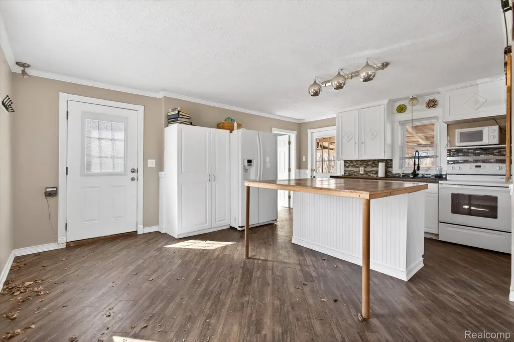 3823 Oxbow Road Sodus Township MI 49126