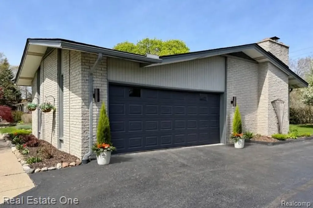 1115 Torpey Drive Troy City MI 48083