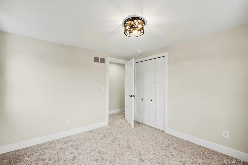 327 Normandy Road Royal Oak City MI 48073