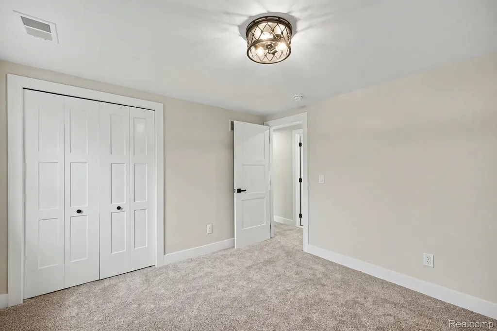 327 Normandy Road Royal Oak City MI 48073