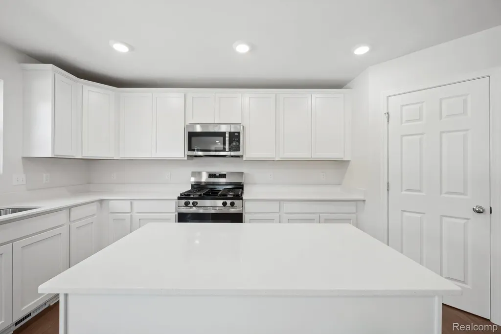 54821 Mockingbird Chesterfield Township MI 48047
