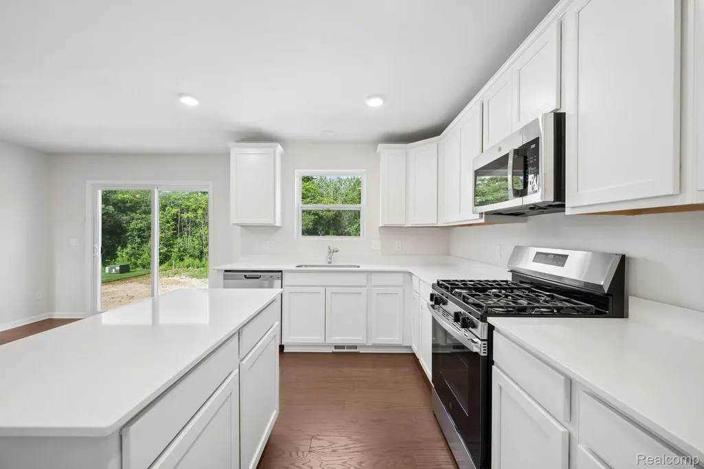 54821 Mockingbird Chesterfield Township MI 48047