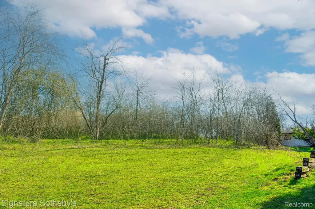 1105 Oregon Boulevard Waterford Charter Township MI 48327