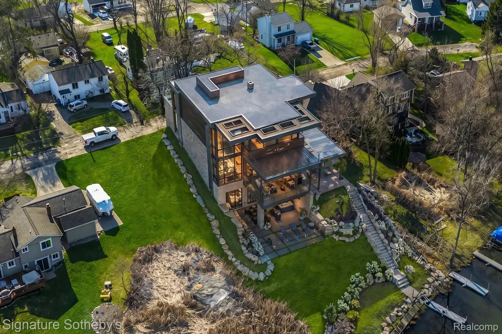 1105 Oregon Boulevard Waterford Charter Township MI 48327