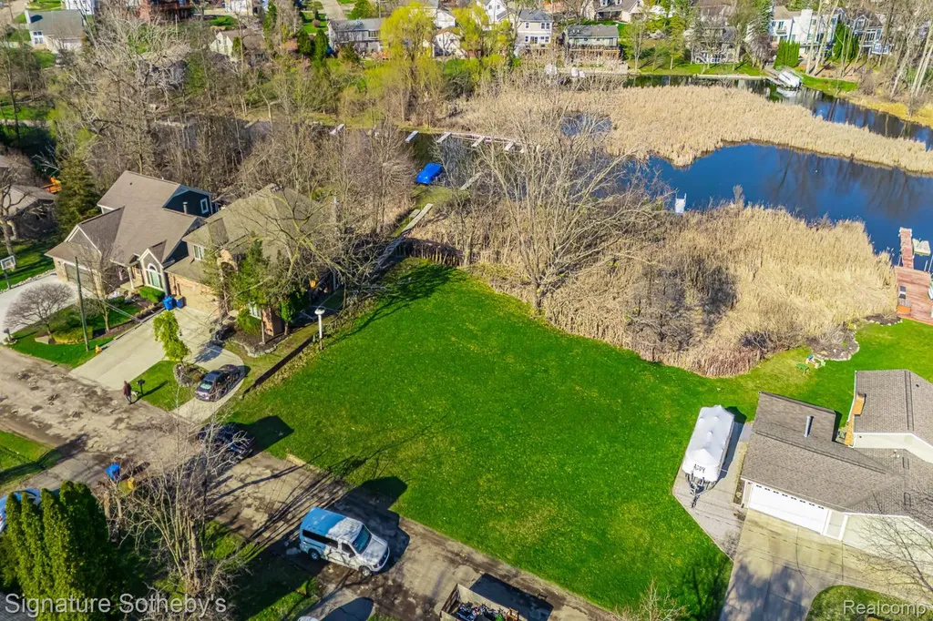 1105 Oregon Boulevard Waterford Charter Township MI 48327