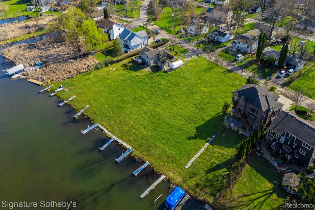 1105 Oregon Boulevard Waterford Charter Township MI 48327