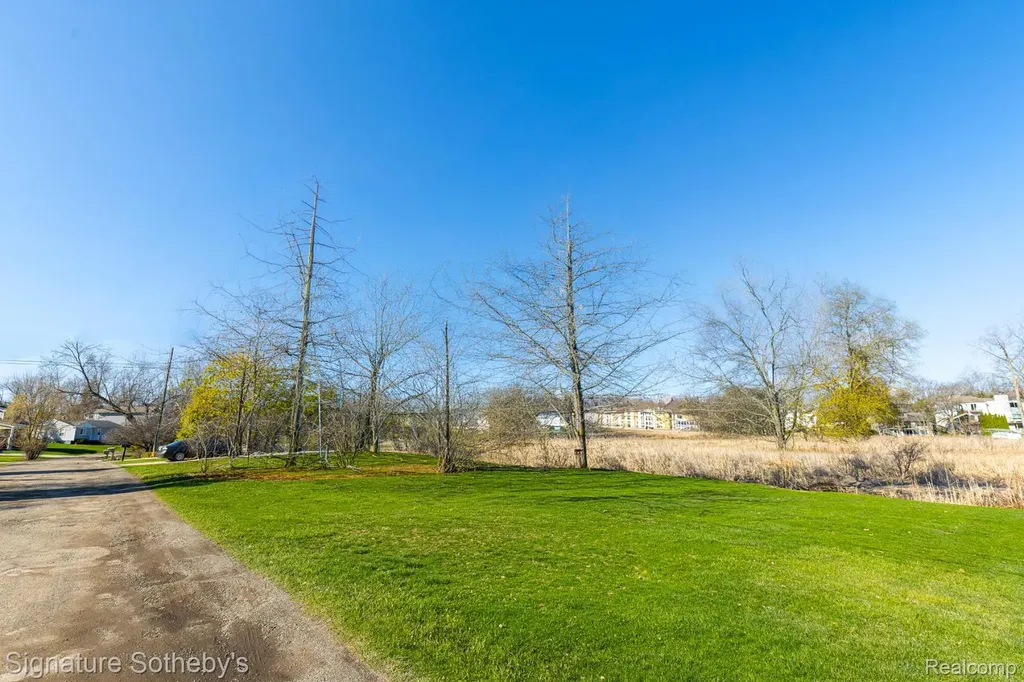 1105 Oregon Boulevard Waterford Charter Township MI 48327