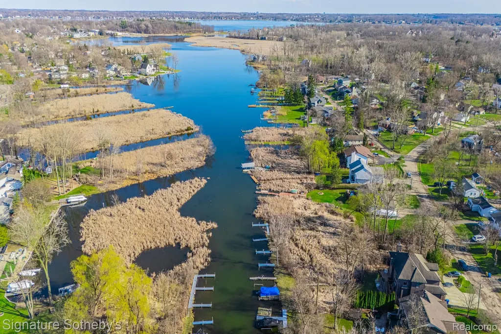 1105 Oregon Boulevard Waterford Charter Township MI 48327