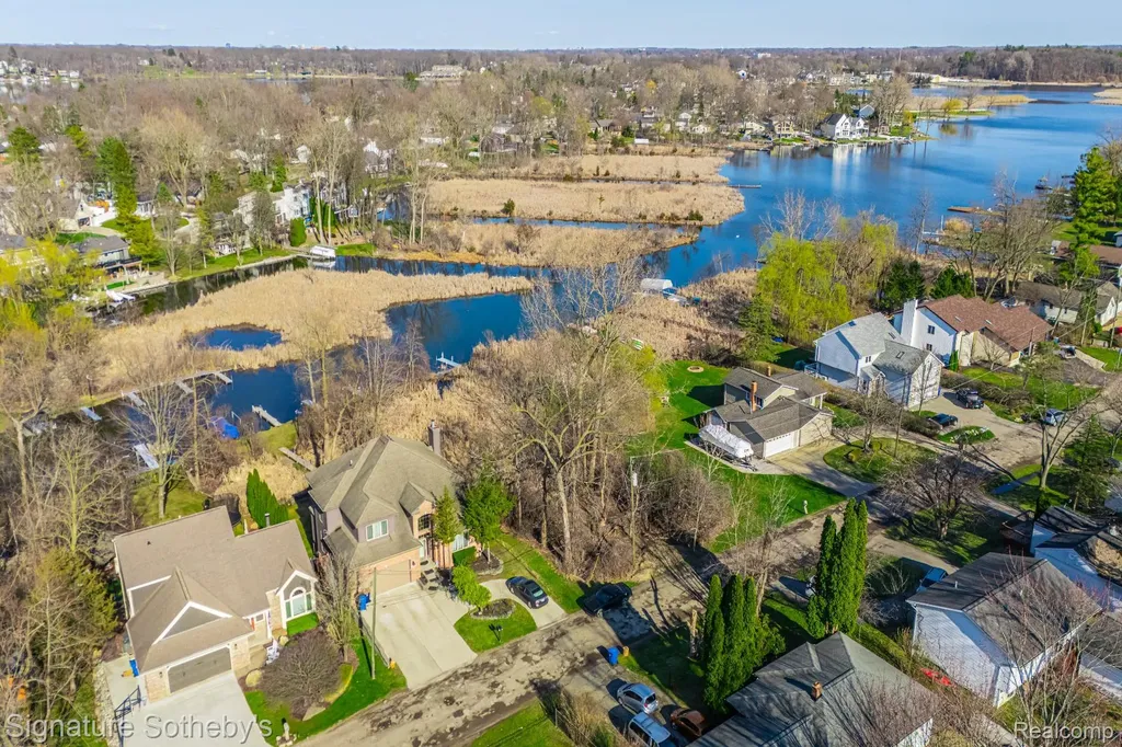 1105 Oregon Boulevard Waterford Charter Township MI 48327