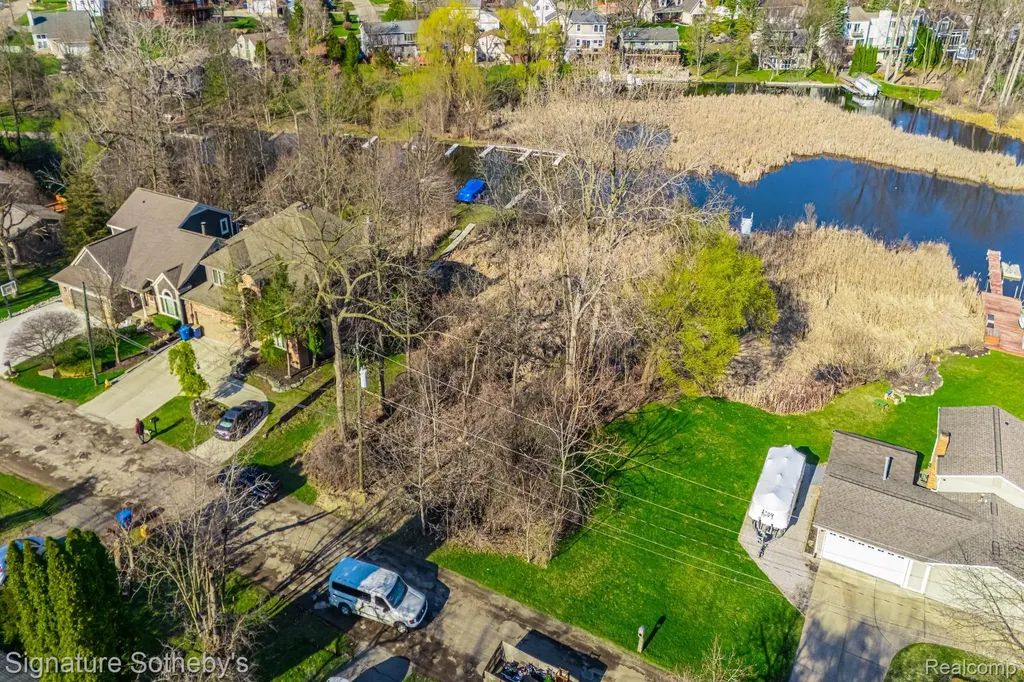 1105 Oregon Boulevard Waterford Charter Township MI 48327