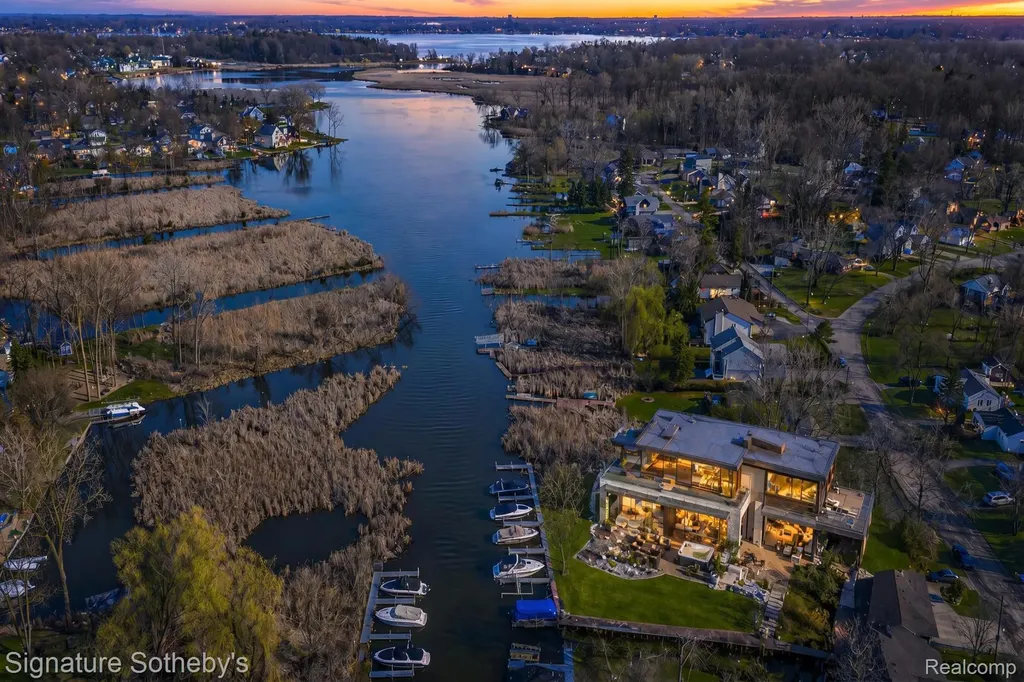 1105 Oregon Boulevard Waterford Charter Township MI 48327