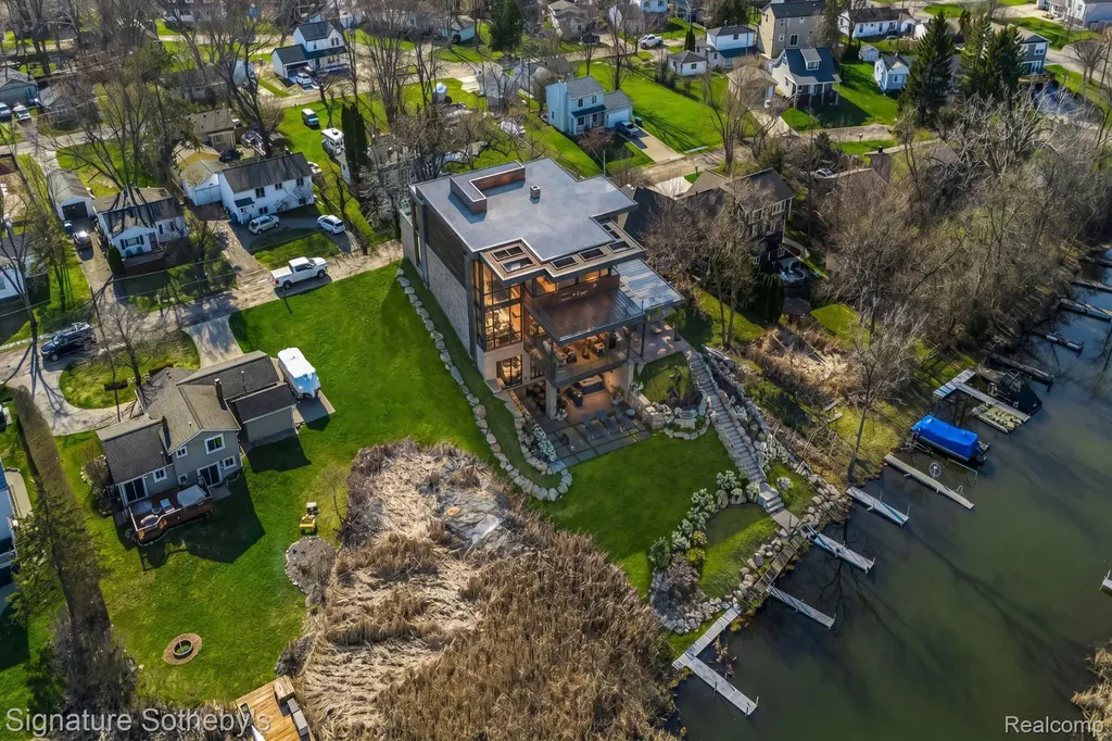 1105 Oregon Boulevard Waterford Charter Township MI 48327