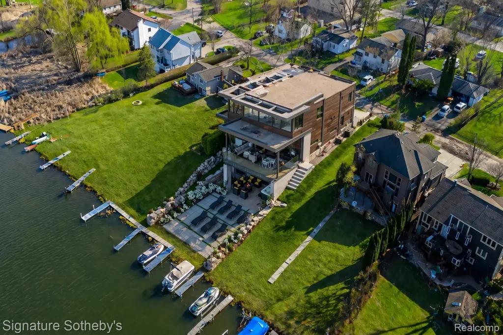 1105 Oregon Boulevard Waterford Charter Township MI 48327