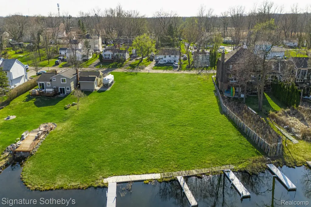 1105 Oregon Boulevard Waterford Charter Township MI 48327
