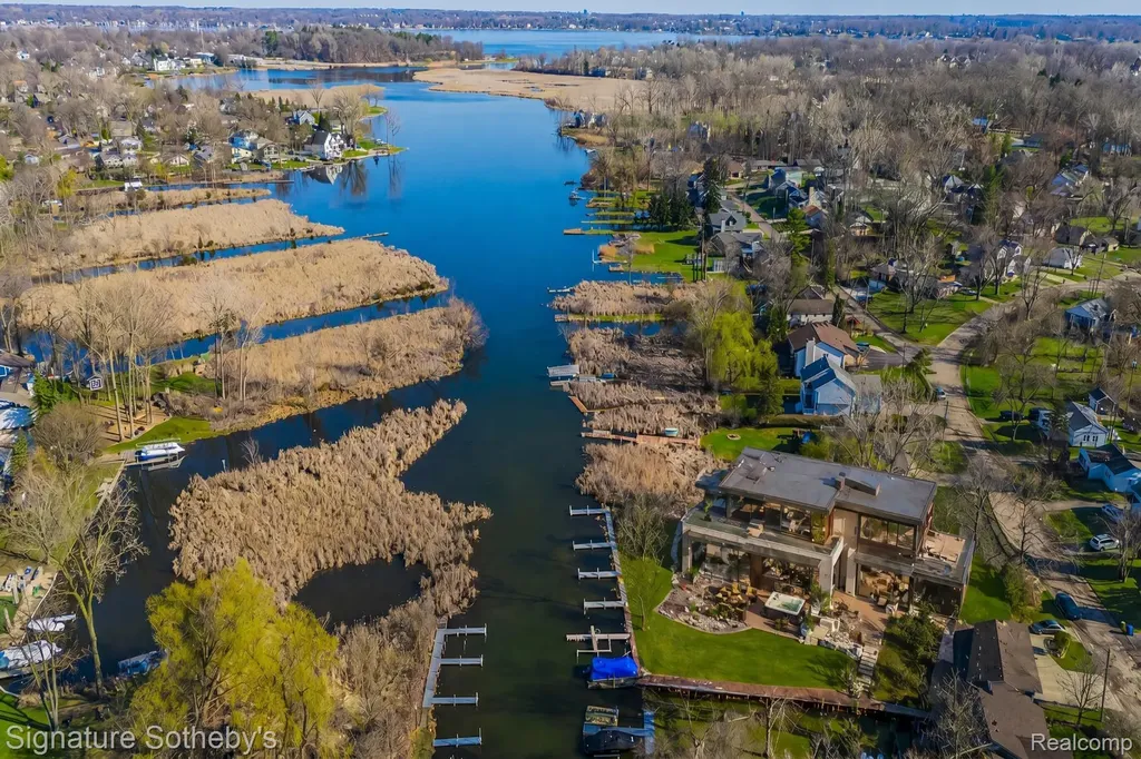 1105 Oregon Boulevard Waterford Charter Township MI 48327